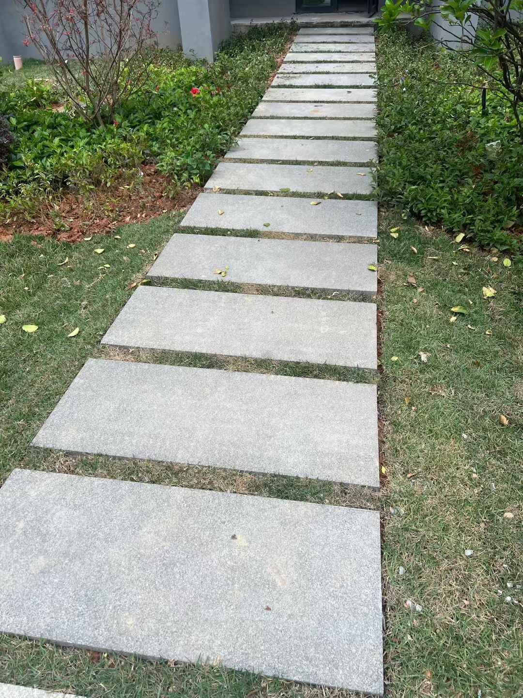 安阳 芝麻黑小区踏步、汀步石铺装效果