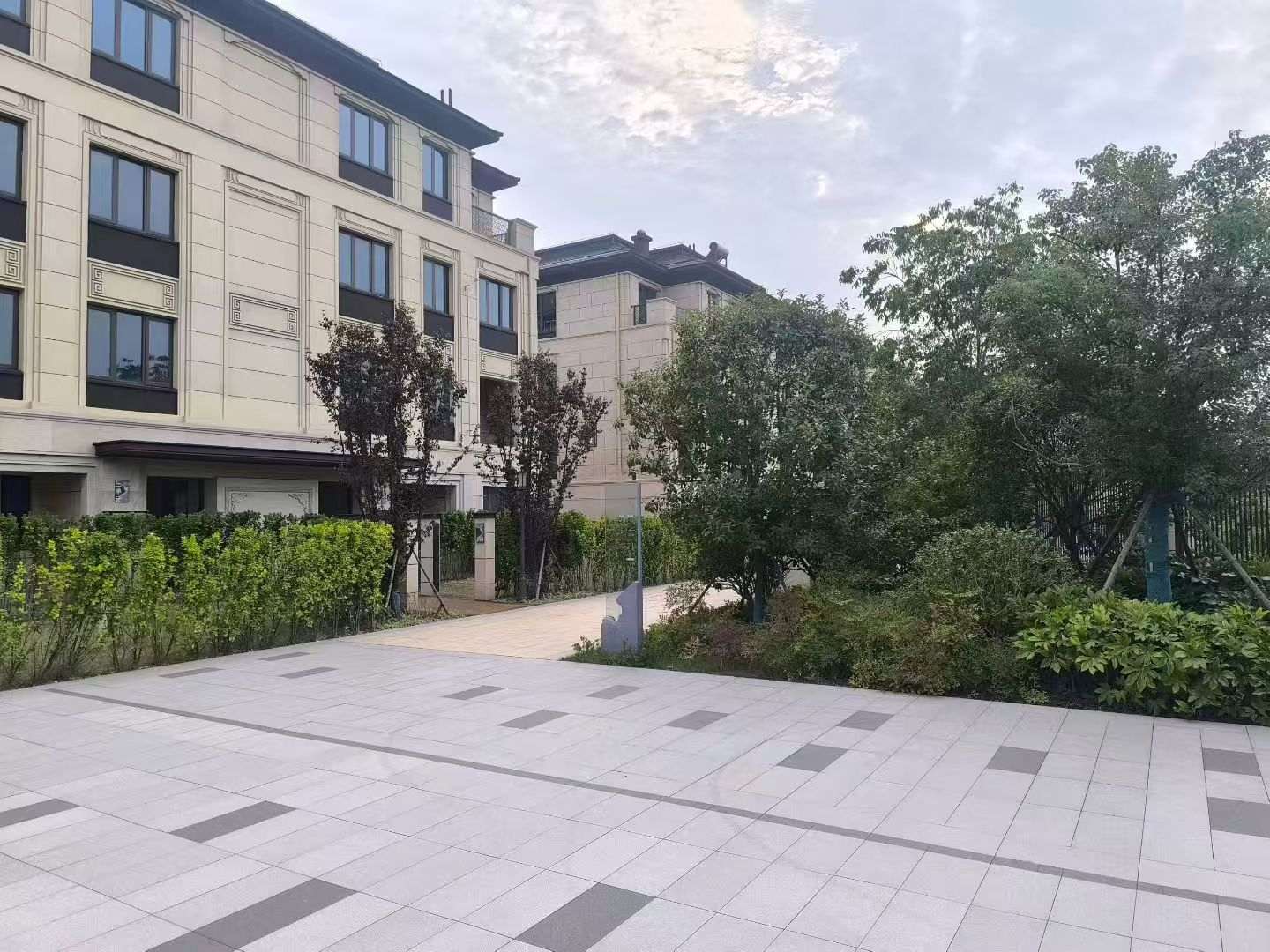 安阳 芝麻白与芝麻白搭配铺装，尺寸1200*600